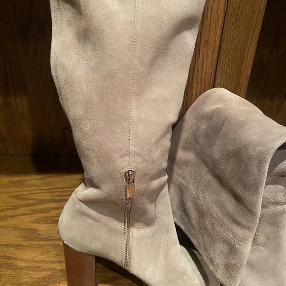 Michael Kors Elegant Beige Knee-High Women's Boots - Picture 15 of 16